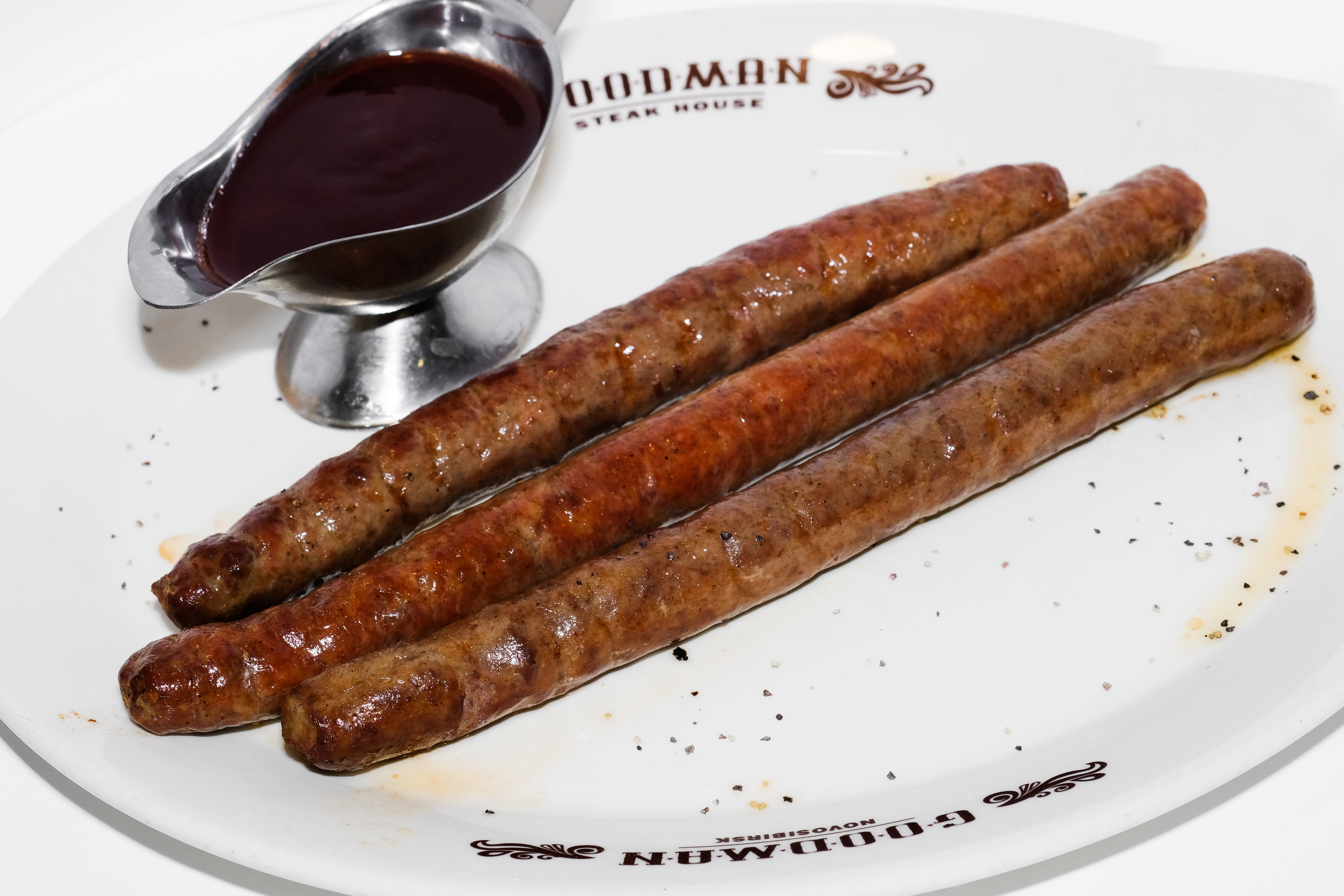 Колбаски гриль собственного изготовления из говядины 3 шт./Homemadegrilled beef sausages 3 pcs.