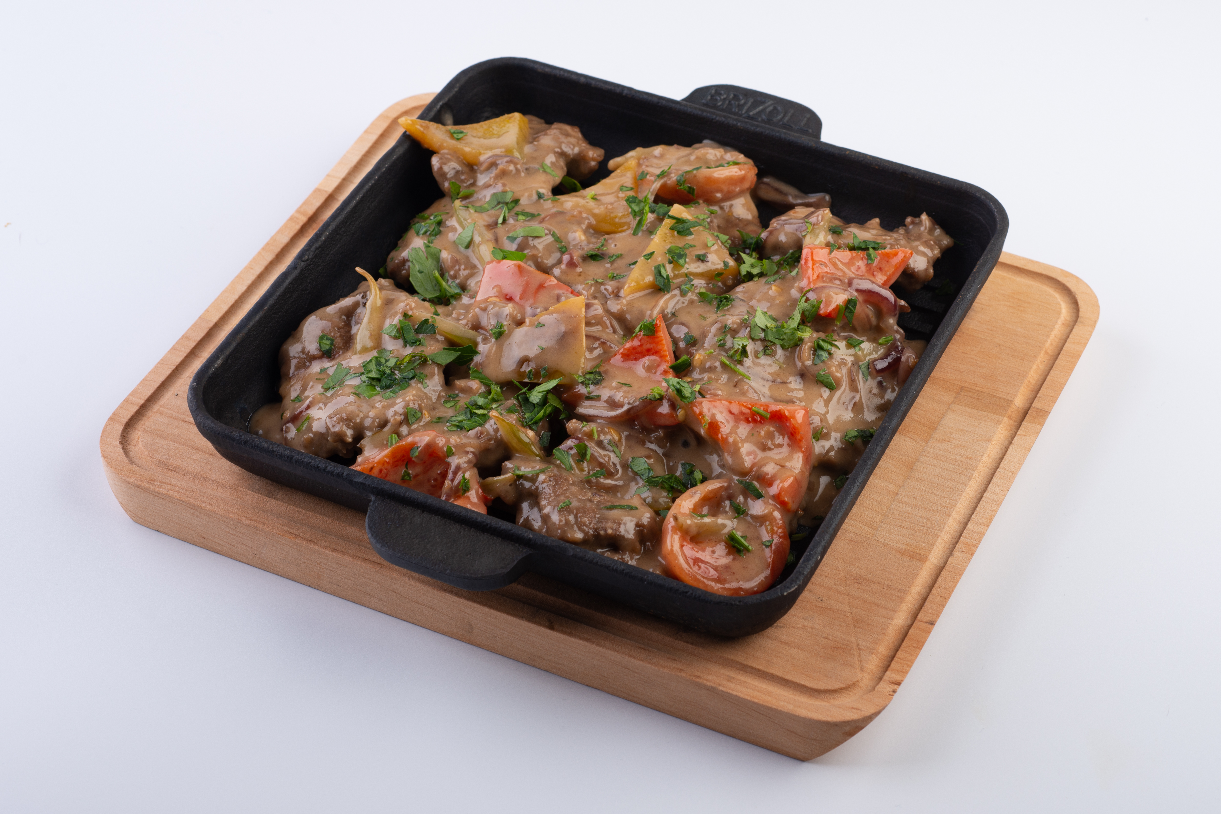 Говяжья печень с овощами и карамелизованным луком Говяжья печень с овощами и карамелизованным луком