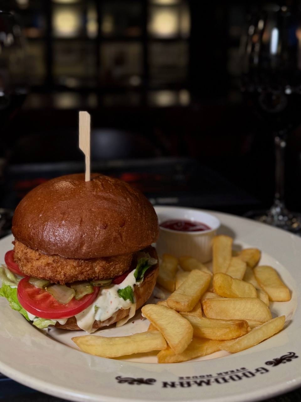 Куриный бургер с соусом Цезарь/Chicken burger with Caesar dressing Куриный бургер с соусом Цезарь/Chicken burger with Caesar dressing