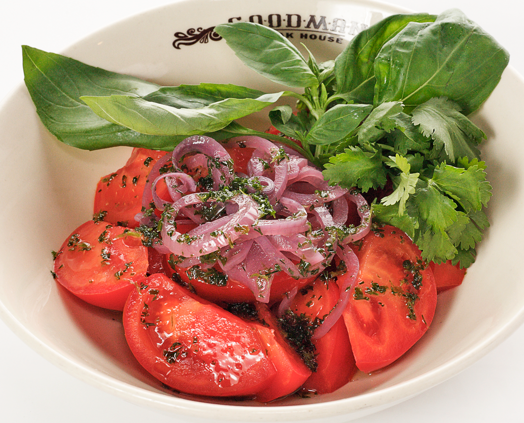 Салат из спелых томатов с красным луком и кинзой/Ripe tomato salad with red onion and cilantro
