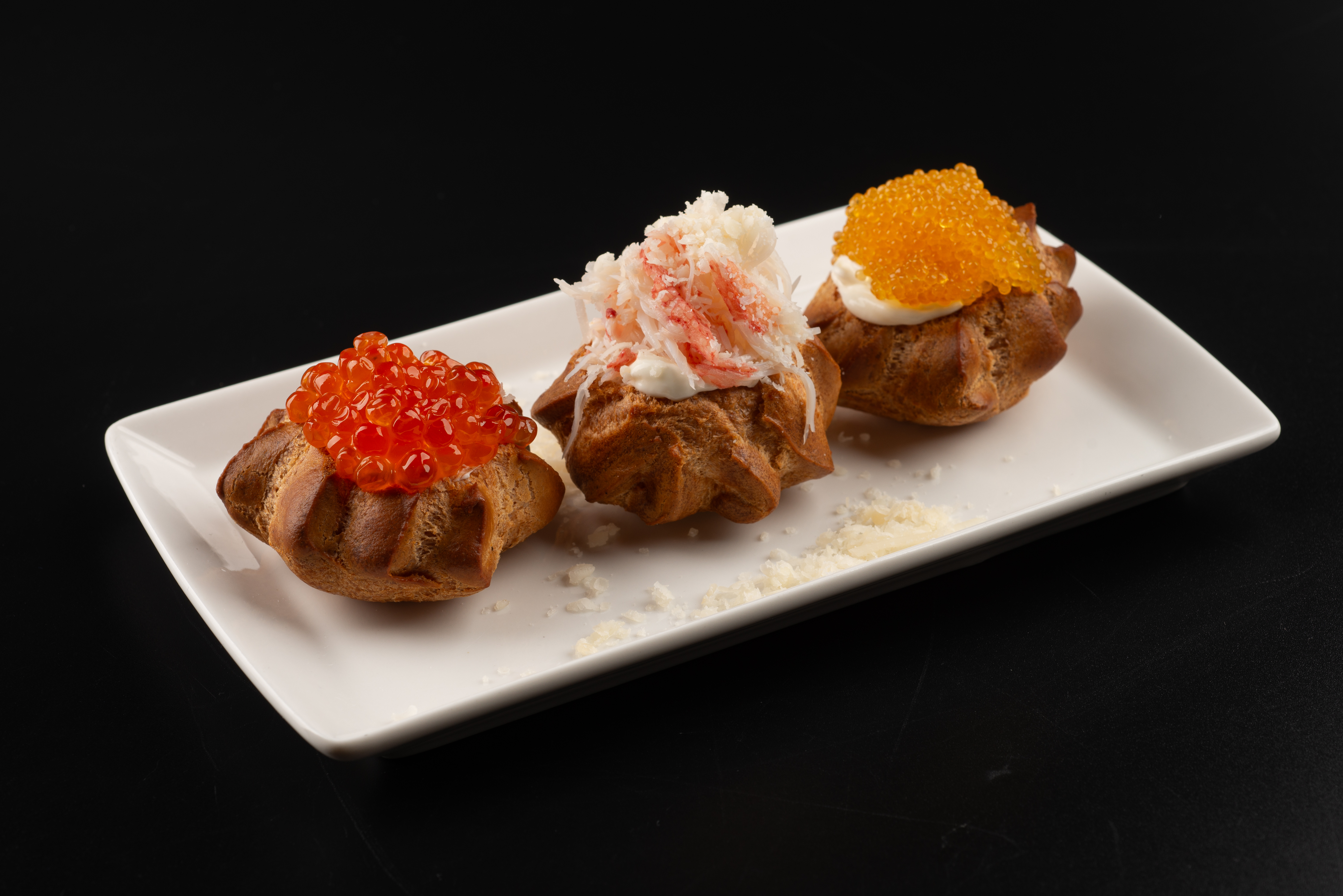 Профитроли с творожным сыром, пармезаном и камчатским крабом